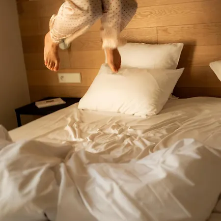 9hotel Opera